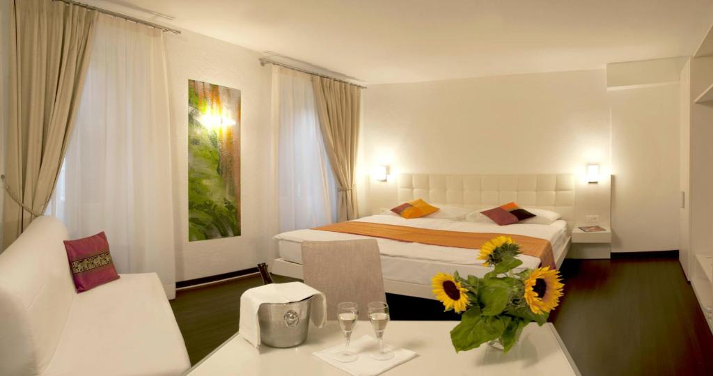 Двухместный (Улучшенный дизайнерский двухместный номер с 1 кроватью) отеля Hotel America, Локарно