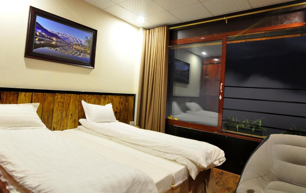 Двухместный (Двухместный номер с 2 отдельными кроватями и видом на горы) семейного отеля Fansipan Terrace Cafe and Homestay, Сапа