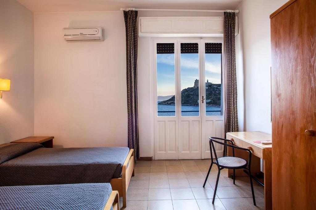 Двухместный (Двухместный номер с 1 кроватью или 2 отдельными кроватями и видом на море) отеля Hotel Ristorante Calamosca, Кальяри