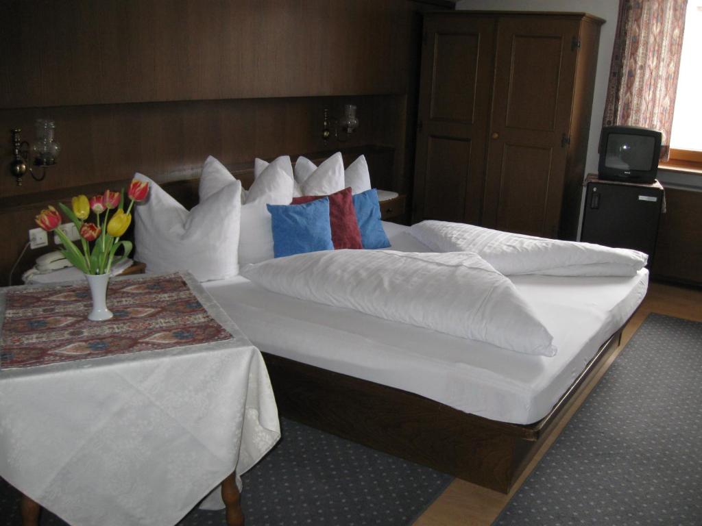 Двухместный (Двухместный номер с 2 отдельными кроватями) отеля Hotel Bellevue, Нойштифт