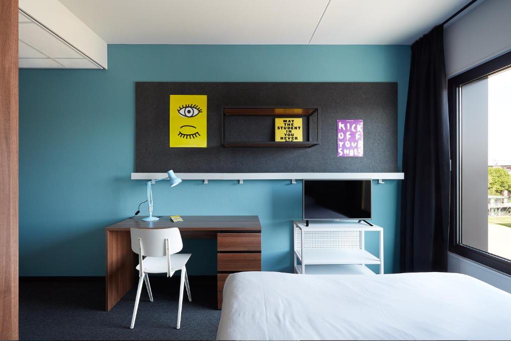 Двухместный (Номер Делюкс с кроватью размера «queen-size») отеля The Student Hotel Groningen, Гронинген