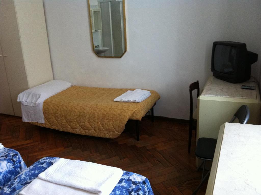 Трехместный (Трехместный номер с общей ванной комнатой) отеля Hotel Gambara, Милан