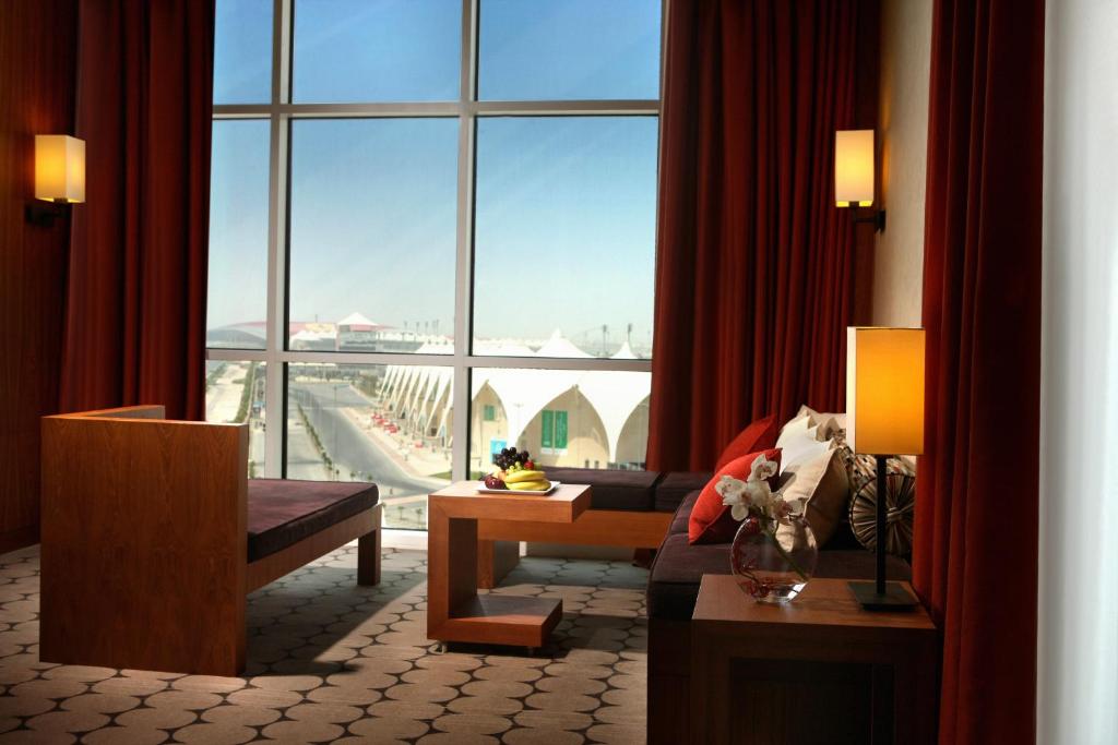 Сьюит (Люкс «Премиум» с видом на пристань для яхт), Отель Yas Island Rotana Abu Dhabi