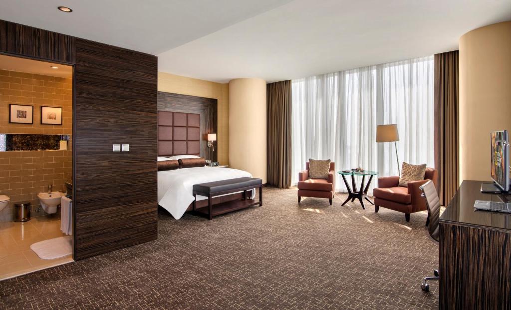 Двухместный (Клубный номер Rotana «Премиум» с кроватью размера «king-size», с правом посещения лаунджа) отеля City Centre Rotana Doha, Доха