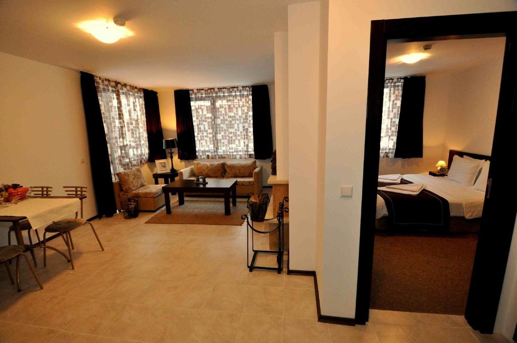 Апартаменты (Апартаменты с 1 спальней и камином) апарт-отеля Maria-Antoaneta Residence, Банско