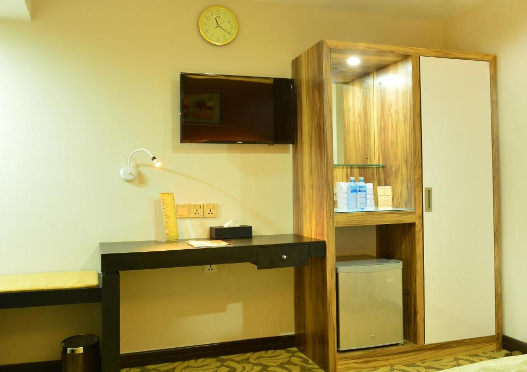 Трехместный (Deluxe Triple Room - Deluxe Single Room - Non-Sea View), Pearl City Hotel