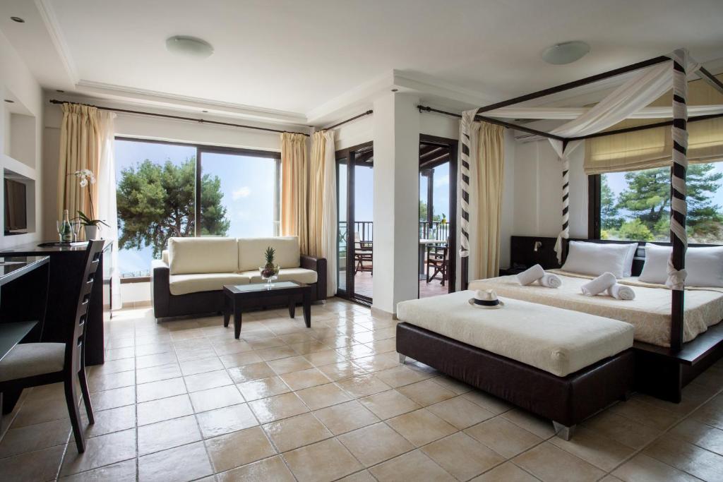 Сьюит (Полулюкс с видом на море (для 2 взрослых и 1 ребенка)) отеля Elani Bay Resort, Сиври