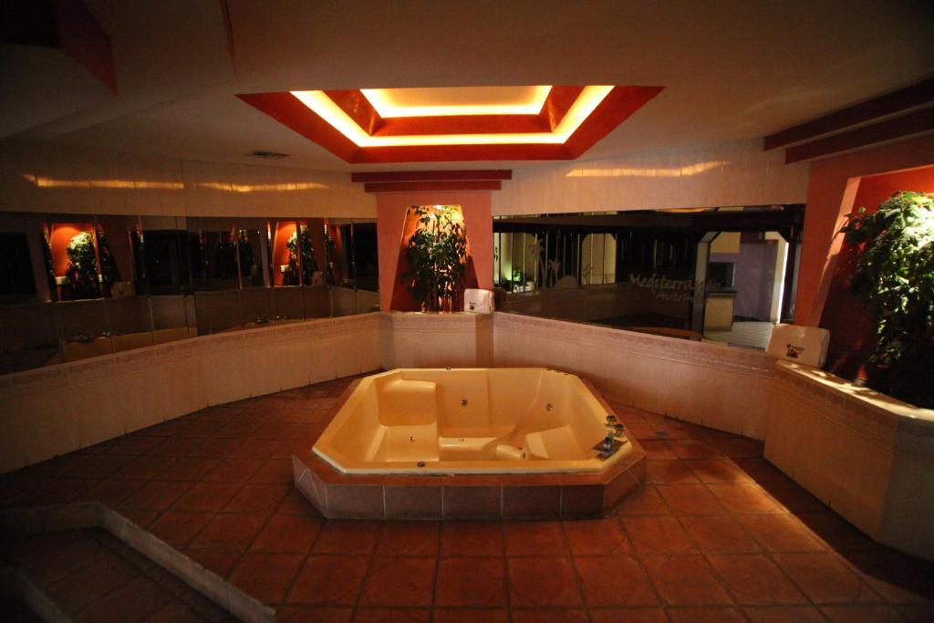Сьюит (Суперлюкс с гидромассажной ванной) мотеля Motel Mediterraneo, Мехикали