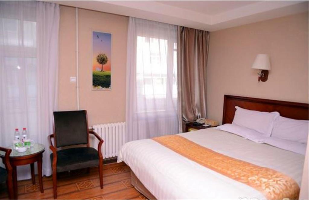 Двухместный (Номер Делюкс «B» с кроватью размера «queen-size») отеля GreenTree Inn Heilongjiang Harbin Zhongyang Street Business Hotel, Харбин