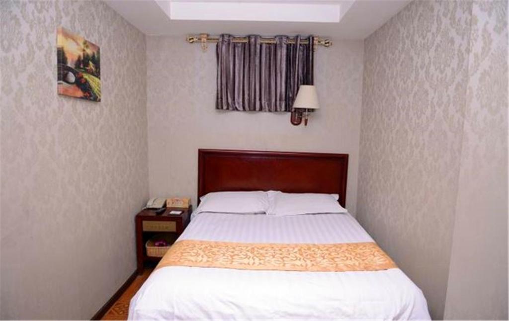 Двухместный (Двухместный номер «А» с 1 кроватью без окон) отеля GreenTree Inn Heilongjiang Harbin Zhongyang Street Business Hotel, Харбин