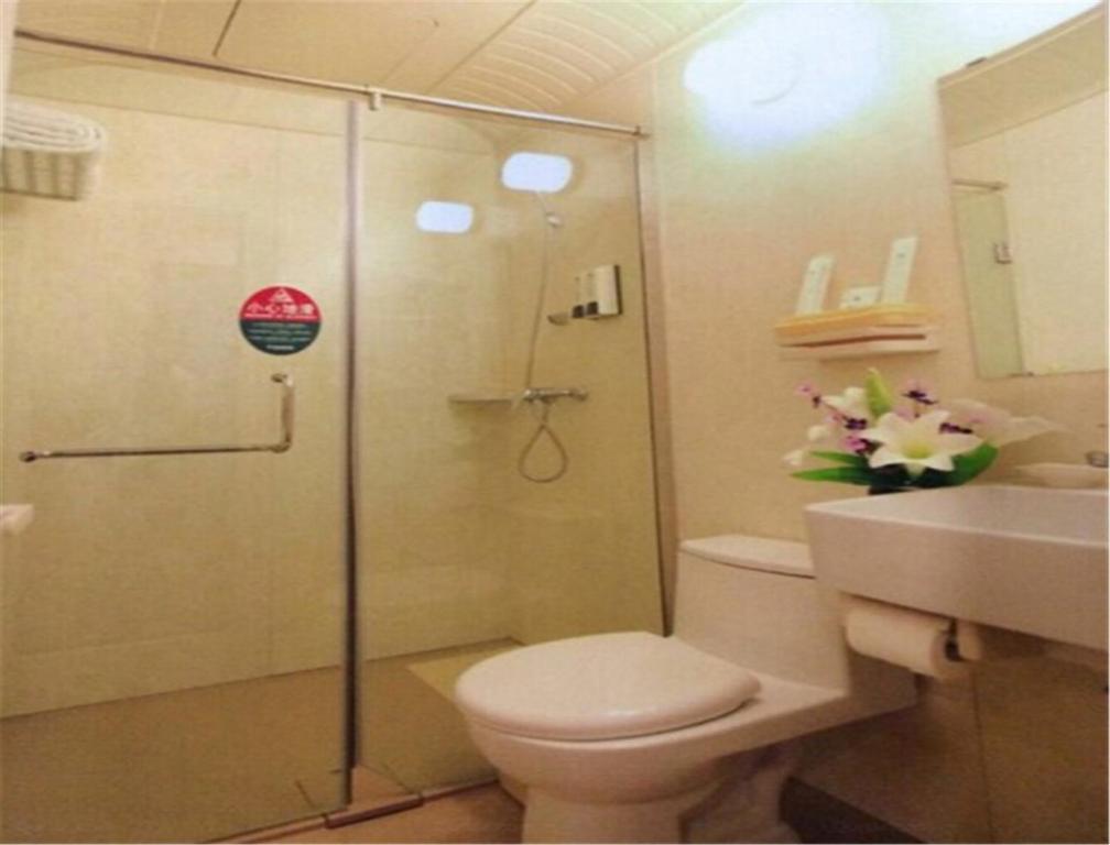 Двухместный (Для граждан материкового Китая — Номер с кроватью размера «queen-size») отеля Liaoning, Далянь