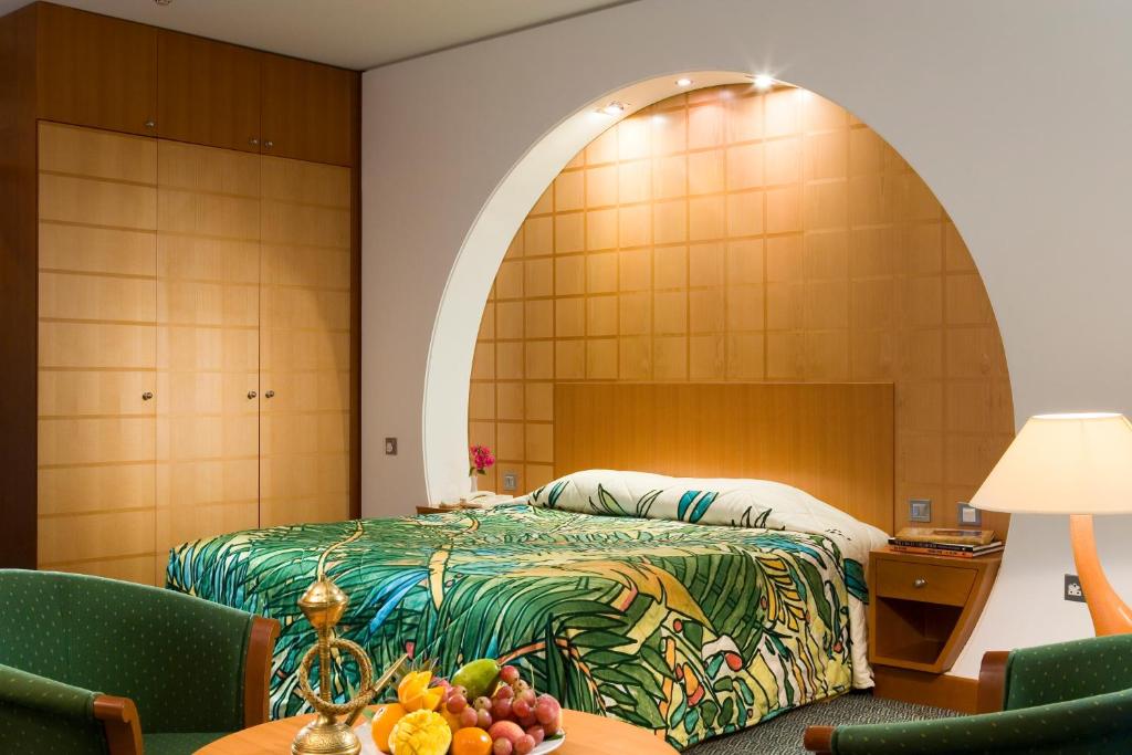 Двухместный (Улучшенный двухместный номер с 1 кроватью и видом на бассейн) отеля Mercure Grand Jebel Hafeet, Аль-Айн