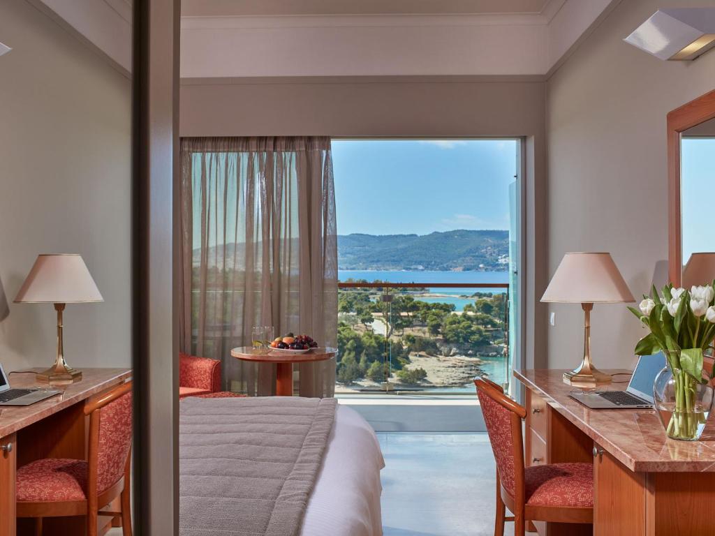 Трехместный (Двухместный номер с 1 кроватью или 2 отдельными кроватями, дополнительной кроватью и видом на море) курортного отеля AKS Hinitsa Bay, Порто-Хели