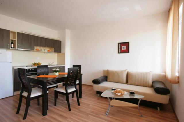 Апартаменты (Апартаменты с 1 спальней (для 2 взрослых и 2 детей)) апартамента Odessos Park Hotel - Все включено, Золотые Пески