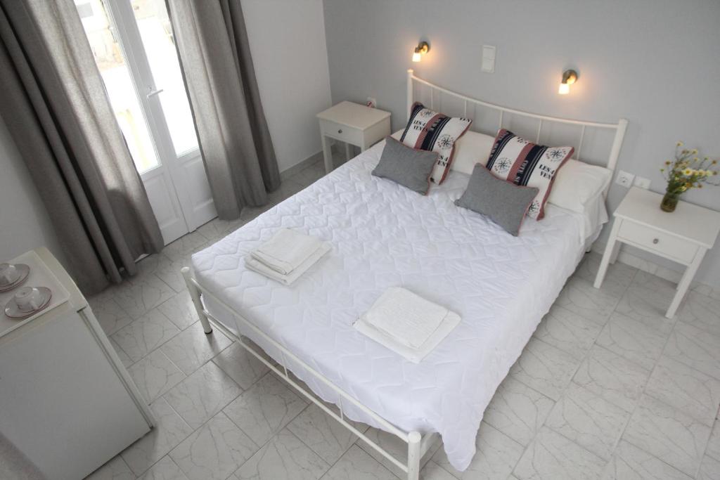 Двухместный (Двухместный номер с 1 кроватью или 2 отдельными кроватями и балконом) гостевого дома Grozos Rooms, Парика
