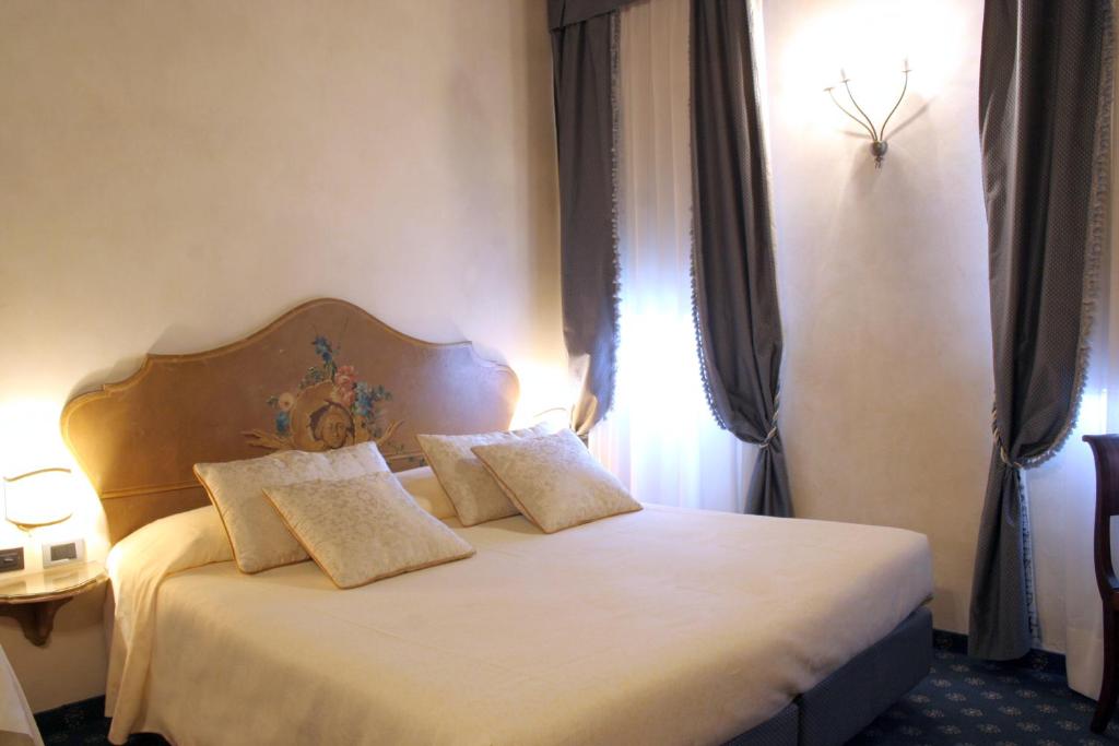 Двухместный (Стандартный двухместный номер с 1 кроватью) отеля Ai Due Fanali, Венеция