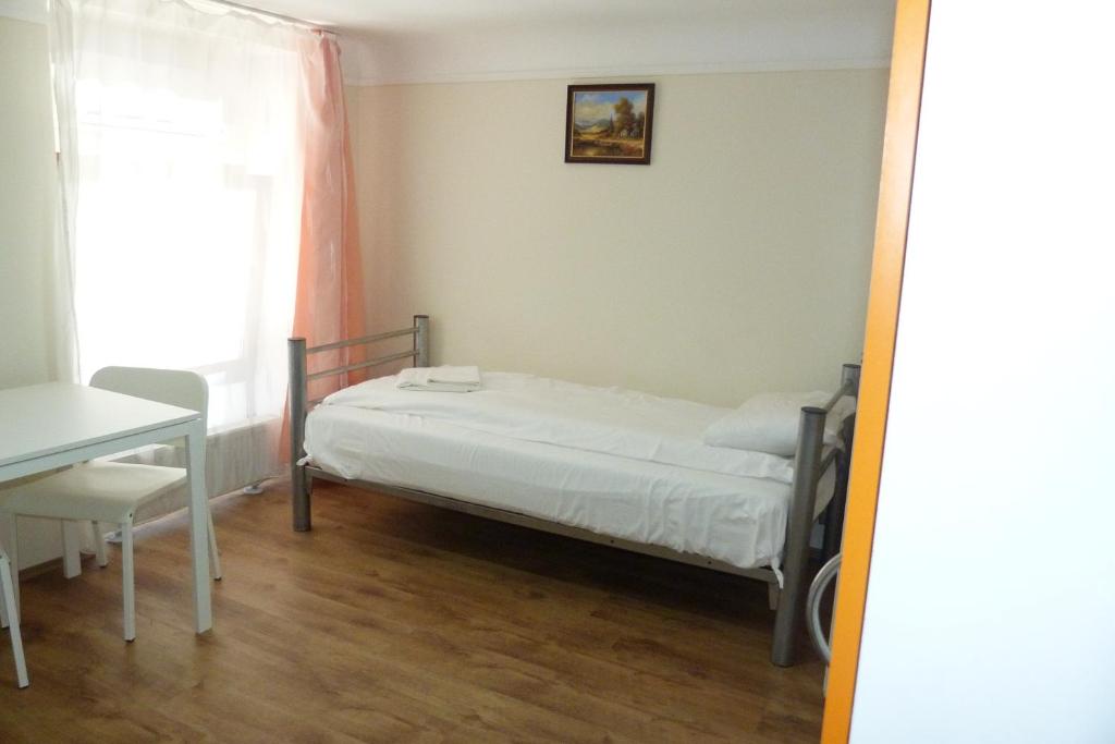 Номер (Кровать в общем 6-местном номере для мужчин и женщин с общей ванной комнатой) хостела Center Hostel and Guest House, Будапешт