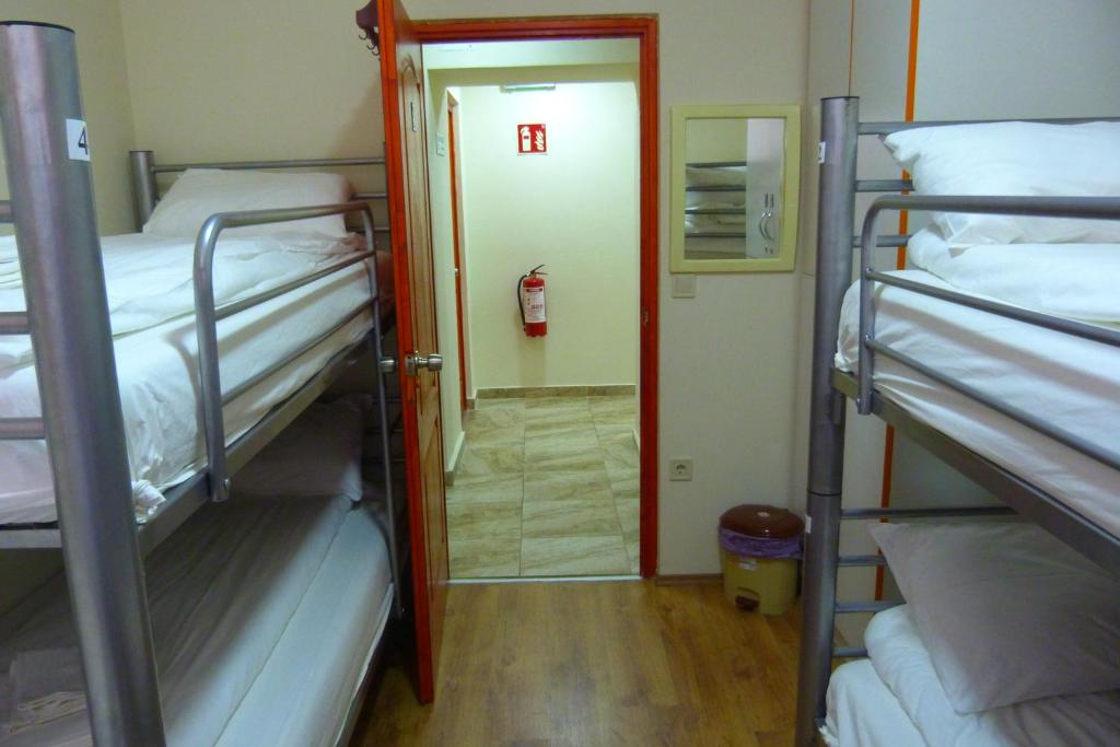 Номер (Кровать в общем 4-местном номере для мужчин и женщин), Center Hostel and Guest House