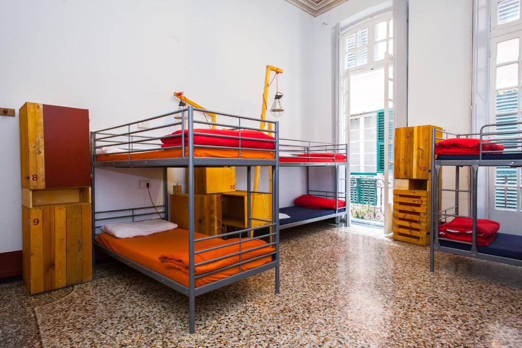Номер (Односпальная кровать в общем номере для мужчин и женщин) хостела OStellin Genova Hostel, Генуя