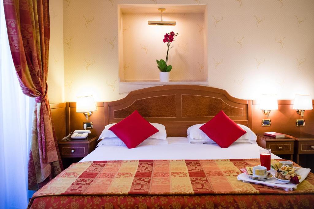 Одноместный (Улучшенный двухместный номер с 1 кроватью (для 1 взрослого)) отеля Hotel Amadeus, Рим
