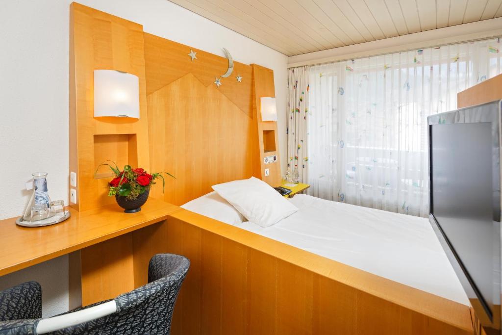 Двухместный (Номер в лаконичном стиле с небольшой двуспальной кроватью) отеля Stella Swiss Quality Hotel, Интерлакен