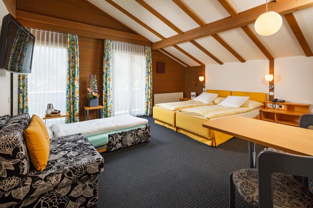 Четырехместный (Стандартный четырехместный номер) отеля Stella Swiss Quality Hotel, Интерлакен