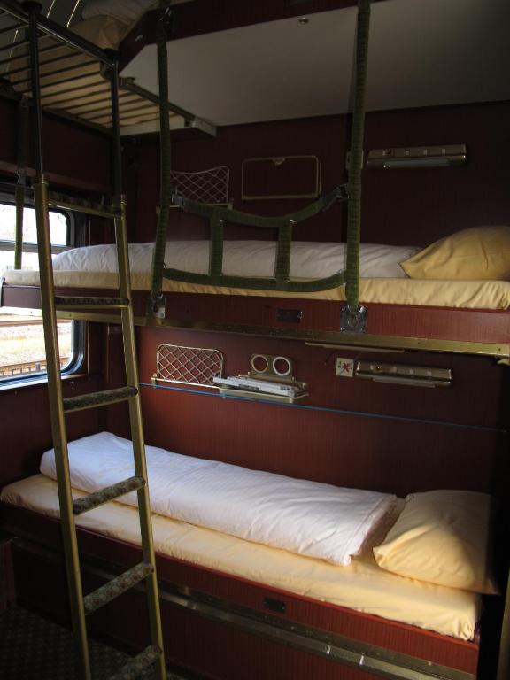 Номер (Односпальная кровать в купе (для 6 взрослых)) хостела Train Lodge Amsterdam, Амстердам