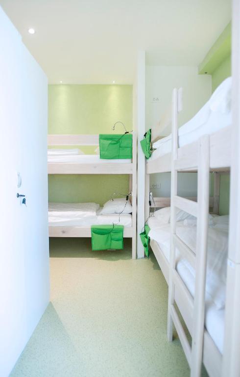 Номер (Спальное место на двухъярусной кровати в общем 8-местном номере для мужчин и женщин) хостела Windward Hostel Zadar, Задар