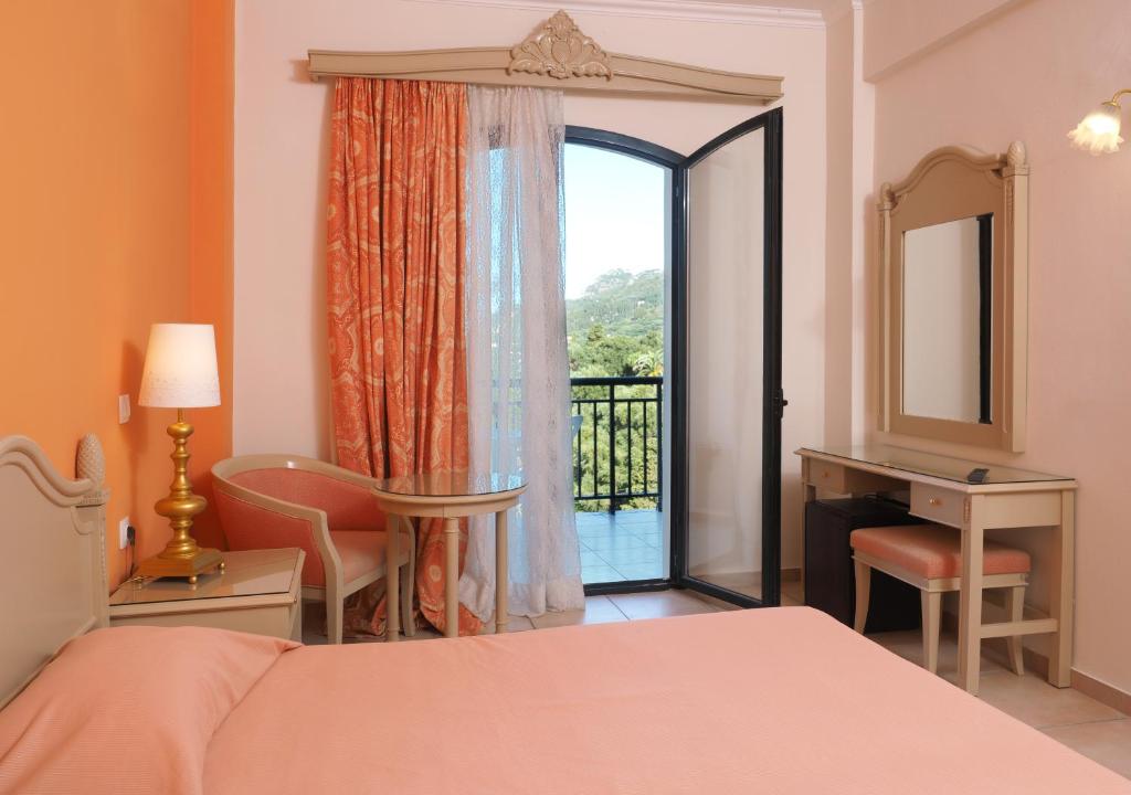 Двухместный (Двухместный номер с 2 отдельными кроватями и видом на внутреннюю территорию отеля) отеля Paleo ArtNouveau Hotel, Палеокастрица