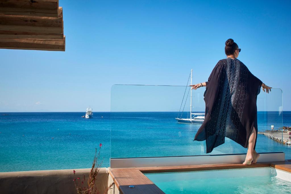 Сьюит (Суперлюкс с гидромассажной ванной и видом на море) отеля Mykonos Kosmoplaz Beach Resort Hotel, Платис Ялос, Эгейские острова