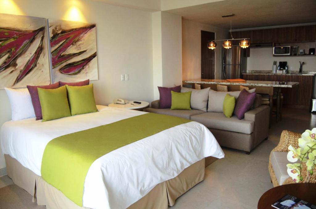 Сьюит (Полулюкс с частичным видом на океан) курортного отеля Almar Resort Luxury LGBT Beach Front Experience, Пуэрто-Вальярта