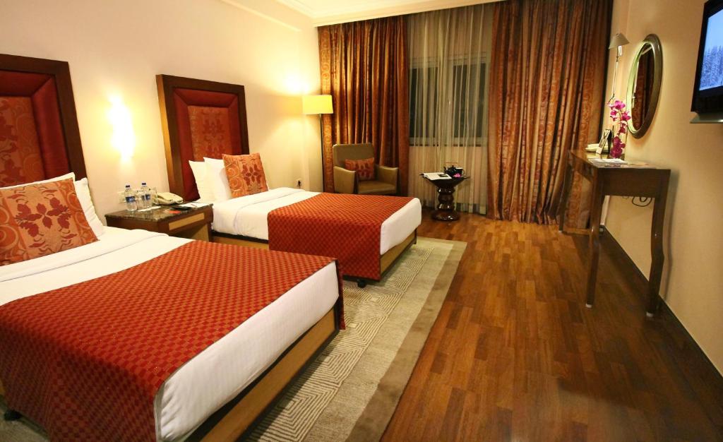 Двухместный (Улучшенный двухместный номер с 2 отдельными кроватями) отеля The Gateway Hotel Residency Road, Бангалор