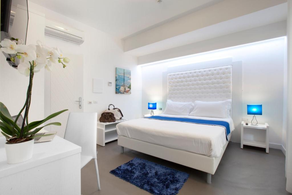 Двухместный (Классический двухместный номер с 1 кроватью или 2 отдельными кроватями пакетом спа-услуг) отеля Tasso Suites, Сорренто
