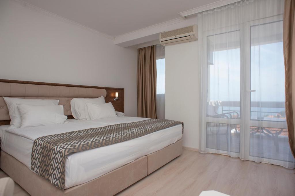Семейный (Семейные апартаменты с 2 спальнями и видом на море) отеля Hotel Adrović, Свети-Стефан