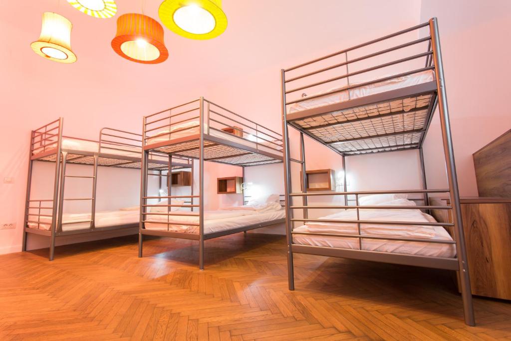Номер (Спальное место на двухъярусной кровати в общем 8-местном номере) хостела First Hostel Bucharest, Бухарест