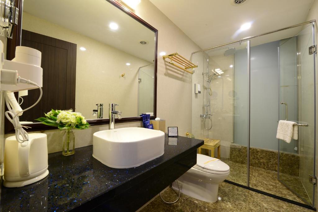 Двухместный (Двухместный номер с 2 отдельными кроватями и окном) отеля Hanoi Emerald Waters Hotel & Spa, Ханой