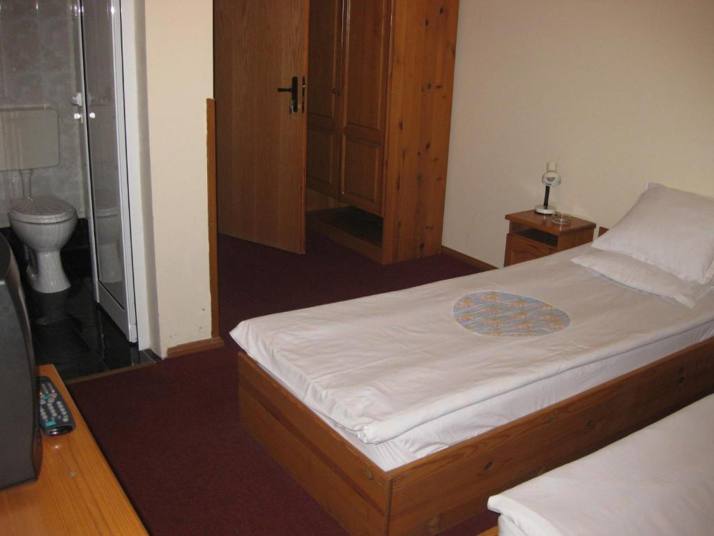 Двухместный (Двухместный номер с 2 отдельными кроватями и душем) отеля Niko Hotel, Самоков