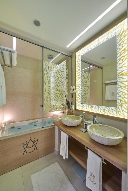 Сьюит (Представительский люкс с 2 спальнями и боковым видом на море) отеля Anax Resort and Spa, Агиос-Иоаннис