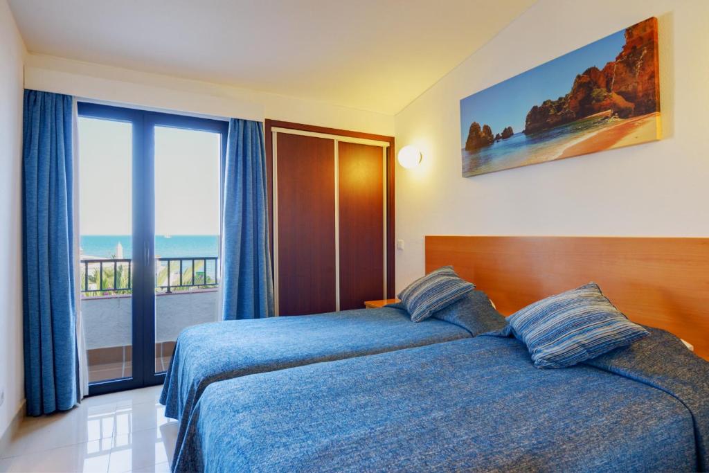 Апартаменты (Стандартные апартаменты с 1 спальней и видом на море (для 4 взрослых)) апарт-отеля Golden Beach by 3HB, Албуфейра