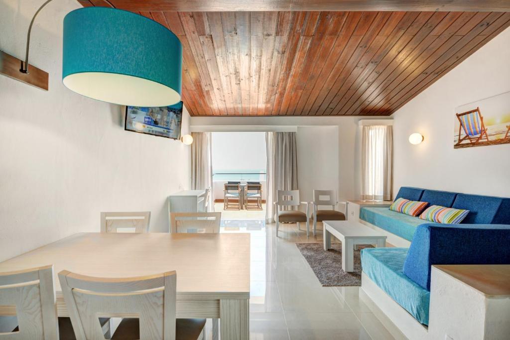 Апартаменты (Апартаменты Делюкс с 1 спальней (для 2 взрослых и 2 детей в возрасте до 14 лет)) апарт-отеля Golden Beach by 3HB, Албуфейра