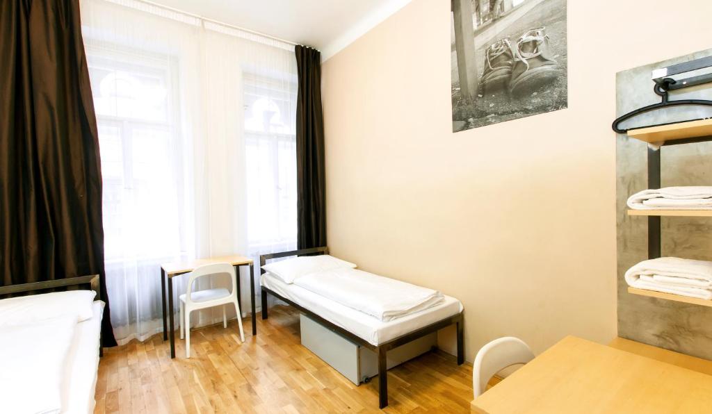 Двухместный (Двухместный номер с 2 отдельными кроватями и общей ванной комнатой) хостела Czech Inn, Прага