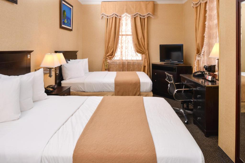 Двухместный (Двухместный номер с 2 двуспальными кроватями) отеля Baltimore Plaza Hotel, Балтимор, Мэриленд