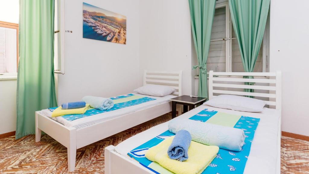 Двухместный (Двухместный номер с 2 отдельными кроватями и собственной ванной комнатой) гостевого дома Riva Guesthouse, Тиват