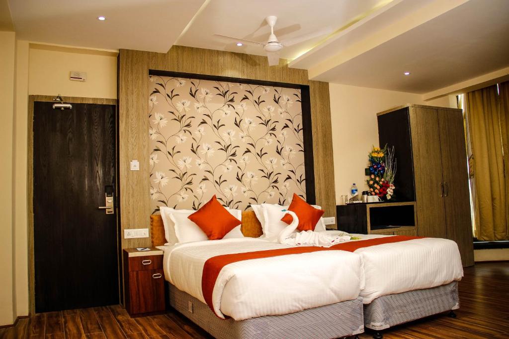 Трехместный (Трехместный номер Делюкс) отеля Regenta Inn Larica, Калькутта