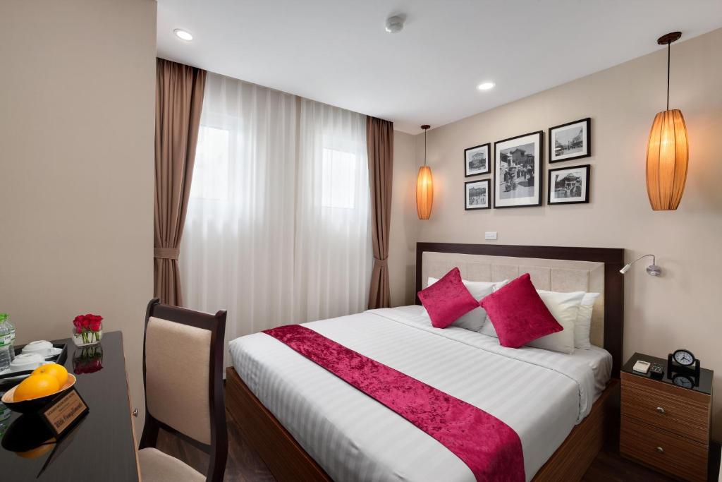 Двухместный (Стандартный номер с кроватью размера «king-size») отеля Golden Moon Suite Hotel, Ханой