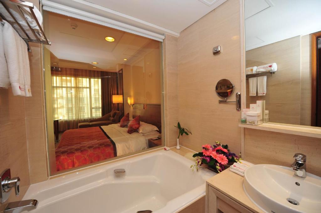 Двухместный (Представительский номер с кроватью размера «king-size») отеля Ramada Plaza Guangzhou, Гуанчжоу