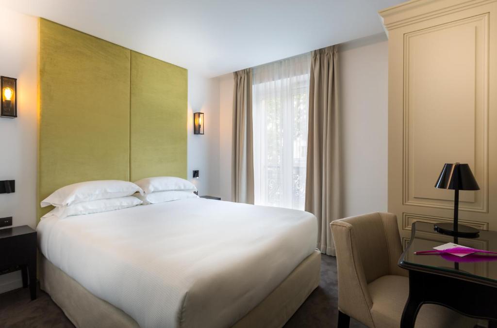 Двухместный (Двухместный номер «Барон» с 1 кроватью и боковым видом на Эйфелеву башню) отеля Hôtel La Comtesse by Elegancia, Париж