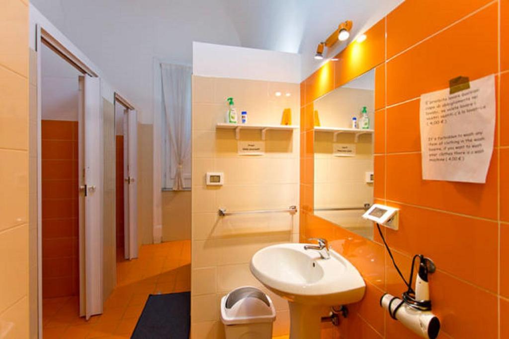 Семейный (Cемейный номер с собственной ванной комнатой) хостела A casa di Amici, Палермо