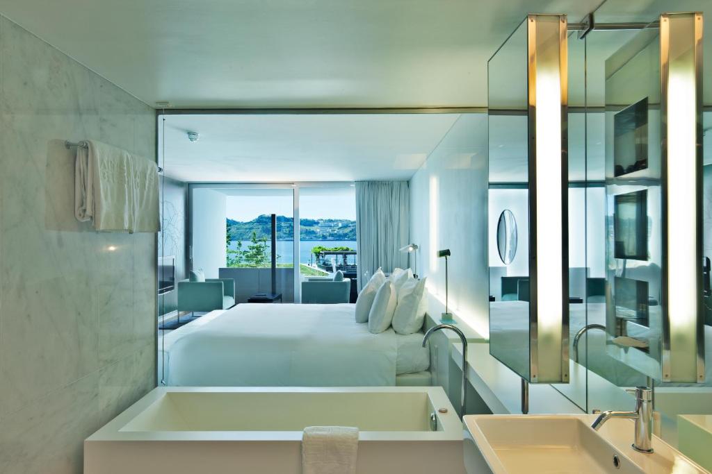 Двухместный (Клубный двухместный номер с 1 кроватью и балконом) отеля Altis Belem Hotel & Spa, Лиссабон