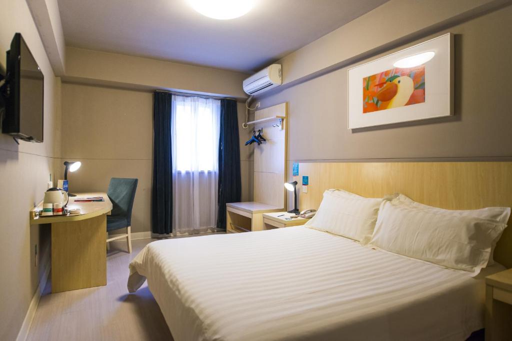 Двухместный (Стандартный двухместный номер В с 2 отдельными кроватями) отеля Jinjiang Inn - Shanghai Xinsong Road, Шанхай